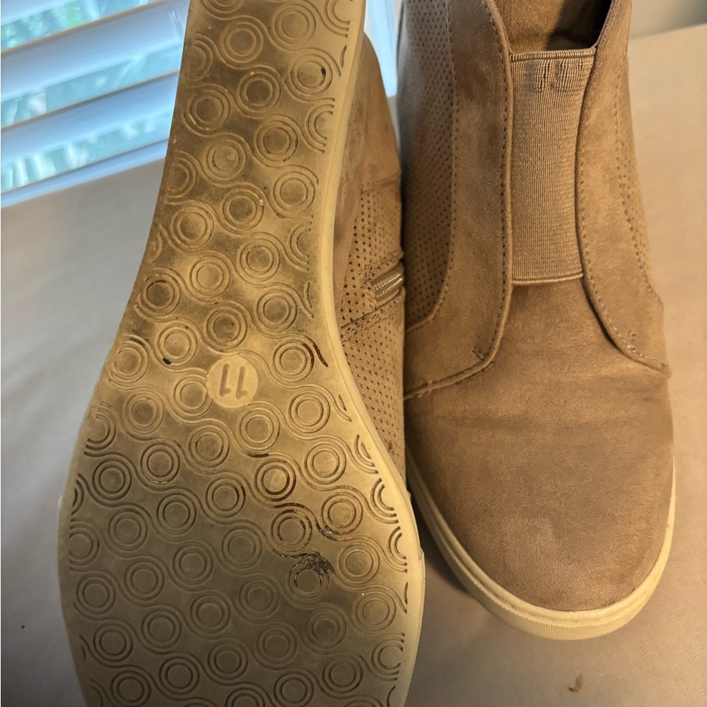 Shoes - Picture 4 of 6